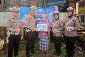 Kasat Lantas Polres Wajo Pimpin Pembagian Bantuan Sembako Untuk Warga Kurang Mampu