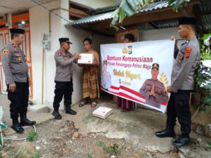 Untuk Negeri, Kapolsek Maniangpajo Polres Wajo Salurkan Bantuan Kemanusian Bagi Warga Kurang Mampu