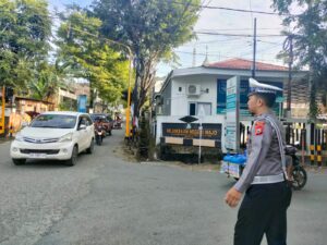 Sebanyak 17 Personil Sat Lantas Polres Wajo Melakukan Pengaturan Arus Lalu Lintas di Kota Sengkang.