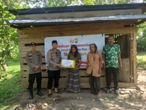 Bantu Kaum Dhuafa, Kapolsek Bola Polres Wajo Aplikasikan Program Polri Peduli Kemanusiaan.