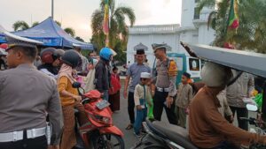 Satlantas Polres Wajo Bagi-Bagi Takjil Bersama SD Islam Terpadu Yabunayya dan SLB Sengkang Secara Gratis ke Pengguna Jalan