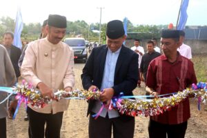 Sejalan Dengan Program Macawa, Duo Amran Resmikan Gapura Macora di Desa Keera