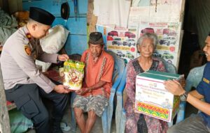 Kapolsek Bola Polres Wajo Beri Bantuan Kemanusiaan ke Warga Kurang Mampu