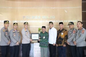 Kapolres Wajo Serahkan Zakat Fitrah Personil Polres Wajo ke Baznas Wajo