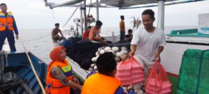 Berkah Ramadhan, Polairud Polda Sulsel Pos Wajo Bagi Takjil kepada Nelayan dan Berikut Pesannya