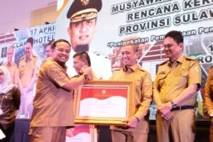 Komitmen Intervensi dan Kolaboratif Untuk Pencegahan Perkawinan Anak, Pemkab Wajo Terima Penghargaan dari Gubernur Sulsel