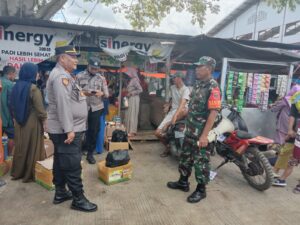 Cegah Aksi Kejahatan,Personil Polsek Sabbangparu Polres Wajo Melaksanakan Pamtur dan Penling di Pasar Rakyat Salojampu