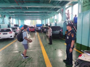 Personil Polsek Urban Pitumpanua Giat Pengamanan di Pelabuhan Bangsalae