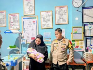 Kapolres Wajo Jenguk Bayi yang Ditemukan Dalam Kardus