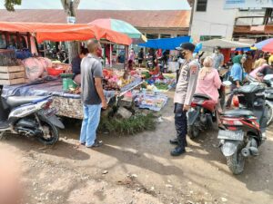 Berikan Rasa Aman, Bhabinkamtibmas Polsek Maniangpajo Sambang Pasar Anabanua