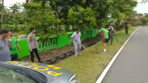 Bukti Kekompakan,Polsek Pammana Kerja Bakti di Mako Koramil 1406-06 Pammana