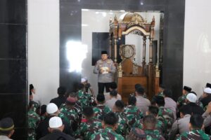 Gelar Sholat Dhuhur Berjamaah Bersama, Kapolda Sulsel dan Danyon Armed 6/105 Kostrad Perkuat Soliditas TNI-Polri