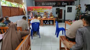 Gelar Jumat Curhat di Warkop 3 in 1,Kapolsek Tempe Sampaikan Pesan Kamtibmas Kapolres Wajo