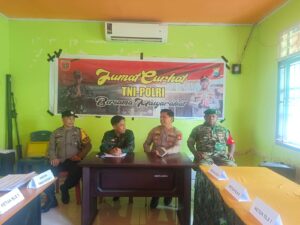 Gelar Jum’at Curhat, Kapolsek Tanasitolo : Ini Bukti Senergitas TNI-POLRI dan Masyarakat