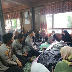 Wujud Bela Sungkawa, Kabag Log Polres Wajo Melayat ke Rumah Duka Purnawirawan Polri