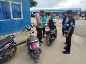 Personil Polsek Urban Pitumpanua Polres Wajo Giat PAM dan Pengaturan di Pelabuhan Bangsalae Siwa