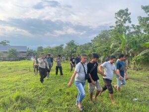 Personil Polsek Keera dan Urban Pitumpanua Mendatangi TKP Penemuan Mayat Akibat Tersengat Arus Listrik di Desa Inrello Keera