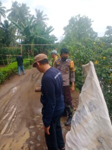 Dua Personil Polsek Sabbangparu Polres Wajo Turun Memantau Akses Jalan Longsor Penghubung Antar Desa