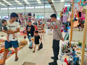 Polsek Sajoanging Polres Wajo Melaksanakan Pam di Pasar Rakyat Jalang