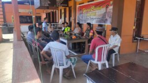 Sinergitas POLRI – TNI dan Tokoh Masyarakat Pitumpanua Gelar Jumat Curhat di Warkop Yusuf Jaya