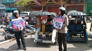 Kasat Lantas Polres Wajo Turun ke Jalan Memberikan Himbauan Kamseltibcar di Kota Sengkang