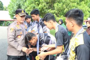 Kapolres Wajo Serahkan Piala Kapolda Cup kepada Tim Bola Volli Polres Wajo
