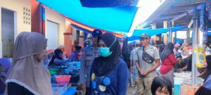 Bhabinkamtibmas Polsek Takkalalla Polres Wajo Pengamanan dan Atur Lalin di Pasar Tradisional