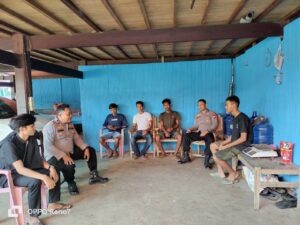 Kanit Binmas dan Bhabinkamtibmas Polsek Sajoanging Polres Wajo Giat Sambang