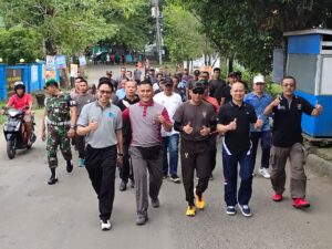 Didampingi Ketua Bhayangkari Wajo,Kapolres Berikan Ratusan Door Prise Olahraga Bersama