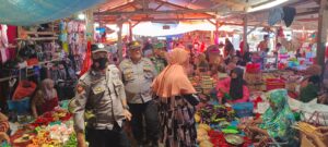 Jelang Lebaran Idul Adha,Kapolsek Sabbangparu Polres Wajo Pantau dan Pengamanan di Pasar Rakyat Salojampu