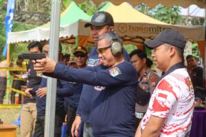 Rangkaian HUT Bhayangkara ke 77, Kapolres Wajo Buka Lomba Menembak Antar Personil Polres Wajo