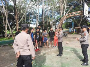 Personel Sat Binmas Polres Wajo Melakukan Penyuluhan dan Pembinaan Kamtibmas ke Warga