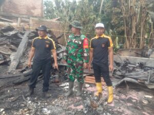 SENKOM Pitumpanua Turut Membantu Warga Setempat Padamkan Kebakaran 5 Unit Rumah Warga di Tellesang