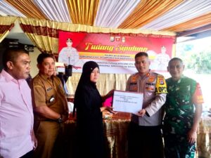 Gelar Tudang Sipulung,Kapolres Wajo Memberikan tali asih kepada Keluarga Korban Kasus Penganiayaan