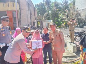 Bentuk Kepedulian,Kapolres Wajo Memberi Bantuan kepada Korban Kebakaran di Tellesang