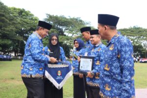 Upacara HKN, Bupati Wajo Serahkan Penghargaan Ombudsman RI Perwakilan Sulsel ke OPD Dan Puskesmas