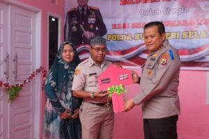 Polda Sulsel Serahkan Bantuan Bedah Rumah Bagi Anggotanya, dalam Rangka Hari Bhayangkara ke-77