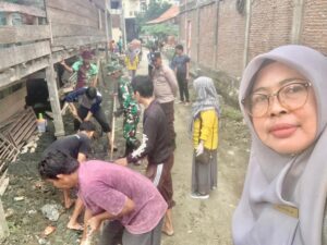 Ciptakan Lingkungan Sehat, Lurah Siwa Bersama Warga Bersihkan Saluran Air dan Penataan Pohon