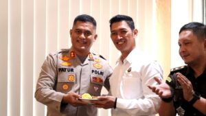 Hari Bhakti Adyaksa ke 63, Kapolres Berikan Ucapan dan Surprise Kajari Wajo