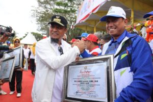 Diserahkan Gubernur Andi Sudirman Sulaiman, Bupati Wajo Terima Penghargaan Jasa dan Dukungan Kepada Guru