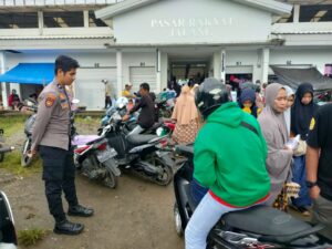 Bhabinkamtibmas Polsek Sajoangin Rutin Laksanakan PAM di Tempat Keramaian