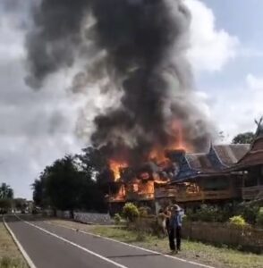 Akibat Arus Pendek, 1 Rumah dan 1 Motor Hangus Terbakar di Wajo