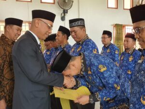 Serahkan SK PPPK, Kakan Kemenag Wajo Salut atas Kekompakan Guru dan Penyuluh