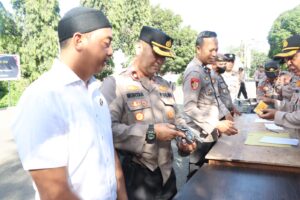Didampingi Tim Propam,Waka Polres Wajo Memeriksa Kelengkapan Senjata Api Personil Polres Wajo