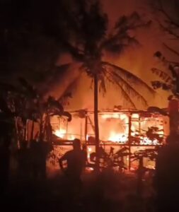 Akibat Korsleting Listrik, 2 Rumah Panggung Hangus Terbakar di Atakkae