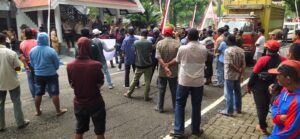 Terkait Adanya Pompa Ilegal dan Balombong,Puluhan Petani Tanasitolo Kerumuni Gedung DPRD Wajo