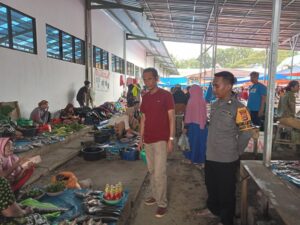 Personil Polsek Bola Polres Wajo Laksanakan Patroli Dialogis di Pasar Solo