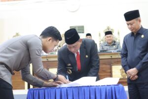 Sepakati KUA dan PPAS Tahun 2024, Pemerintah Kabupaten Wajo dan DPRD Kabupaten Wajo Teken Kesepakatan Bersama