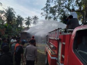 Gerak Cepat,Personil Polsek Pitumpanua Polres Wajo Datangi TKP Kebakaran di Bolabakka Bulete