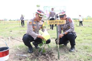 Peduli Lingkungan, AKBP Fatchur Rochman Pimpin Giat Penanaman Pohon Serentak
